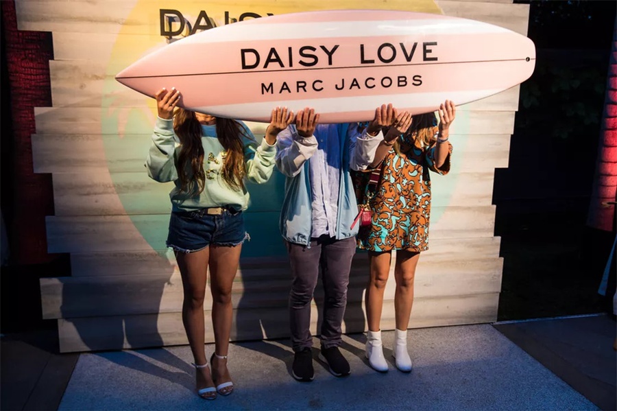 這朵小雛菊很香:馬克·雅可布香水發(fā)布派對(duì) - 第7張 - 會(huì)展活動(dòng)策劃CCASY.COM 這朵小雛菊很香:馬克·雅可布香水發(fā)布派對(duì) - 第7張