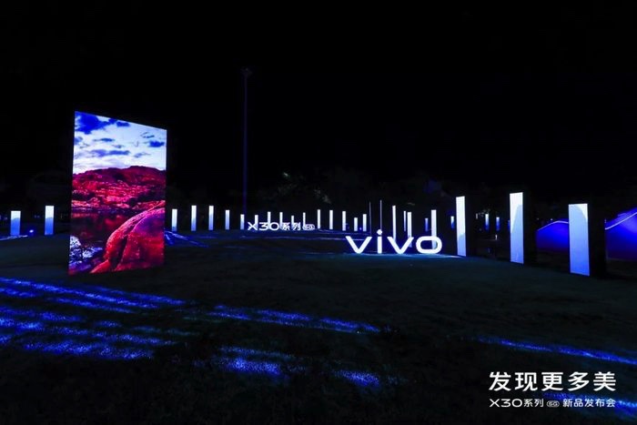 融合山水的開放式發(fā)布會活動，策劃的水池X型舞臺藝術(shù)范兒十足