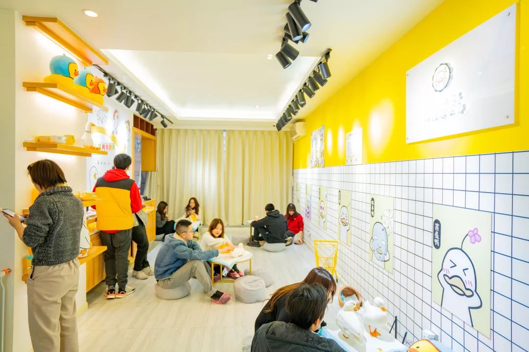 鴨鴨主題快閃店活動萌翻了，2020擼鴉不擼貓，沖鴨