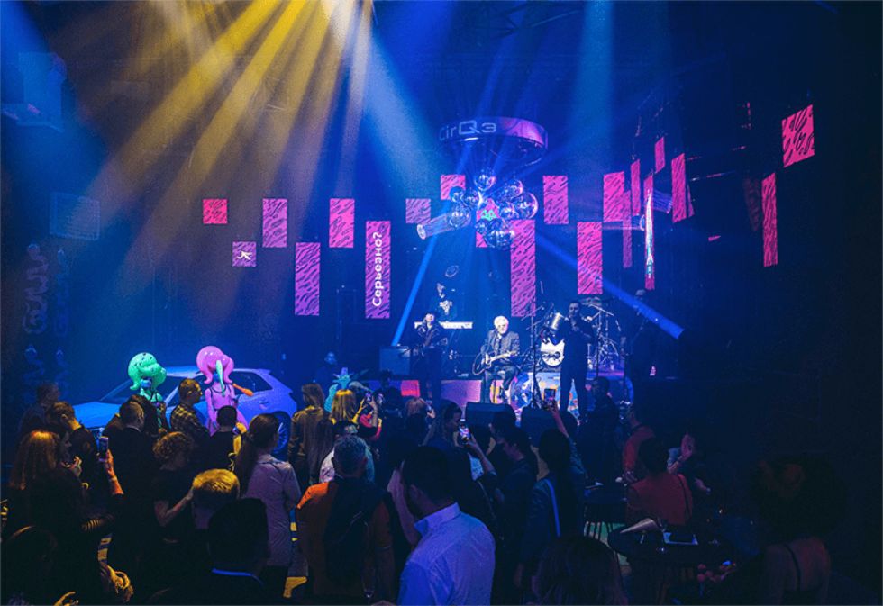 讓人眼花繚亂的汽車發(fā)布會(huì)變成了一場(chǎng)三幕的馬戲表演 - 第34張 - 會(huì)展活動(dòng)策劃CCASY.COM 讓人眼花繚亂的汽車發(fā)布會(huì)變成了一場(chǎng)三幕的馬戲表演 - 第34張