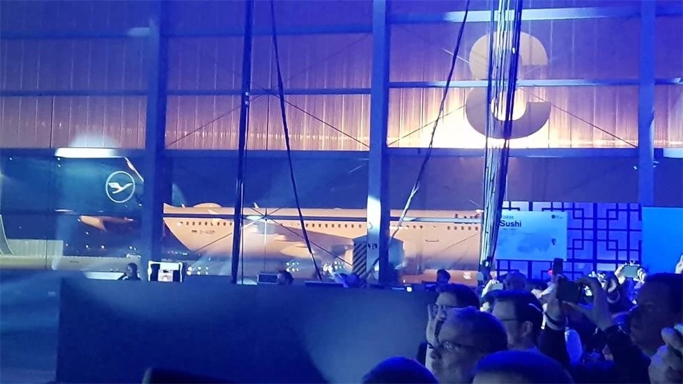航空公司發(fā)布會策劃了一個將客人、手機(jī)和屏幕連接在一起的藝術(shù)裝置