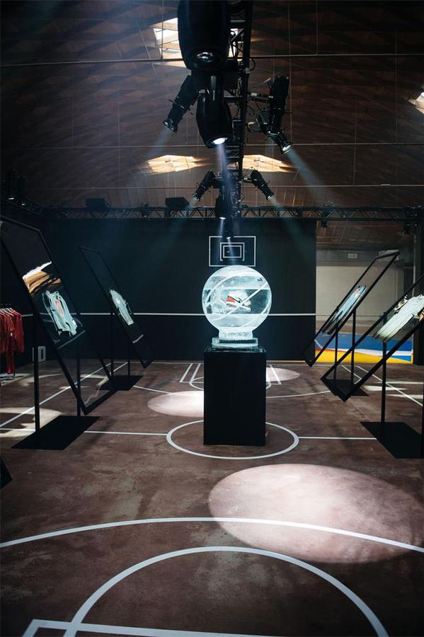 喬丹復(fù)古款發(fā)布會(huì)策劃的鏡面立方體成了粉絲們拍照分享的理想背景 - 第6張 - 會(huì)展活動(dòng)策劃CCASY.COM 喬丹復(fù)古款發(fā)布會(huì)策劃的鏡面立方體成了粉絲們拍照分享的理想背景 - 第6張