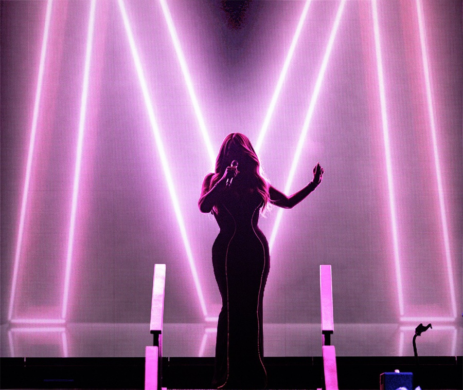 這場(chǎng)演唱會(huì)用簡(jiǎn)單的LED屏幕陣列打造了非一般震撼效果的舞美設(shè)計(jì) - 第29張 - 會(huì)展活動(dòng)策劃CCASY.COM 這場(chǎng)演唱會(huì)用簡(jiǎn)單的LED屏幕陣列打造了非一般震撼效果的舞美設(shè)計(jì) - 第29張