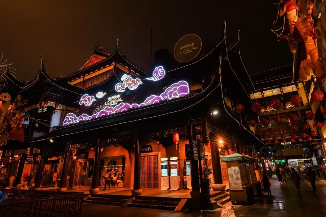 巴黎歐萊雅燈會快閃店活動詮釋著什么是傳統(tǒng)與科技融合、經(jīng)典與現(xiàn)代碰撞