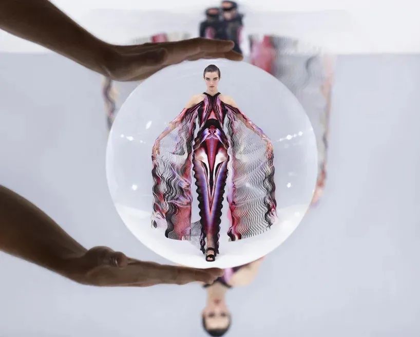 放大鏡扭曲的這場(chǎng)時(shí)裝發(fā)布會(huì)展覽活動(dòng)更有詩(shī)意了 - 第1張
