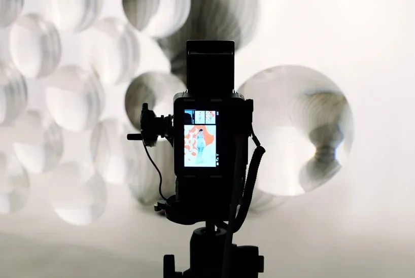 放大鏡扭曲的這場(chǎng)時(shí)裝發(fā)布會(huì)展覽活動(dòng)更有詩(shī)意了 - 第2張