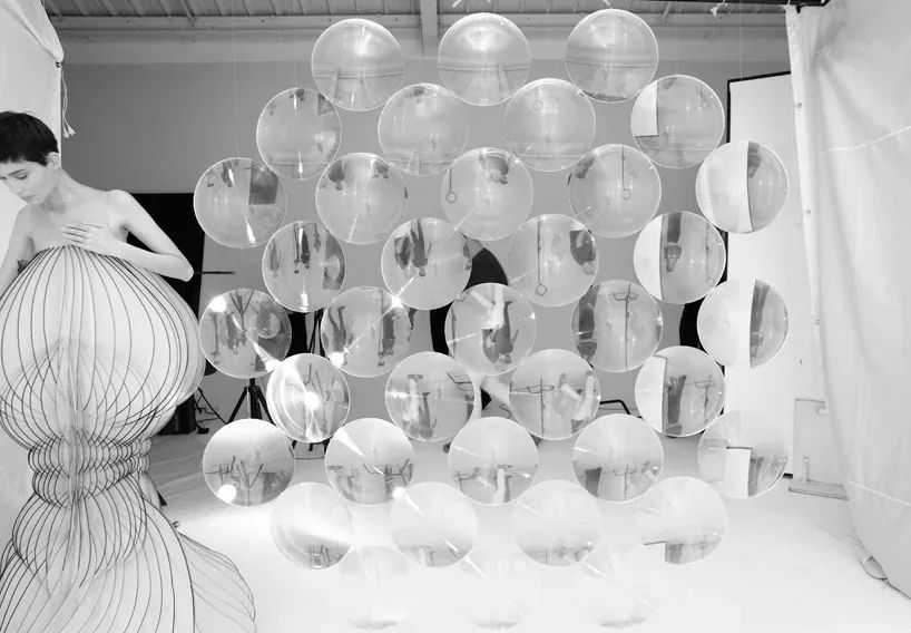 放大鏡扭曲的這場(chǎng)時(shí)裝發(fā)布會(huì)展覽活動(dòng)更有詩(shī)意了 - 第3張