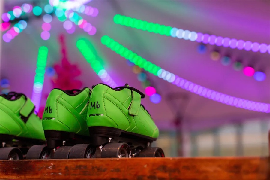 80年代的旱冰迪斯科風(fēng)格派對活動(dòng)喚醒了一代人的歡樂回憶 - 第18張 - 會(huì)展活動(dòng)策劃CCASY.COM 80年代的旱冰迪斯科風(fēng)格派對活動(dòng)喚醒了一代人的歡樂回憶 - 第18張