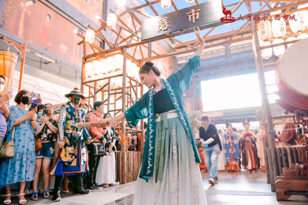 古代創(chuàng)意市集活動現(xiàn)場驚現(xiàn)百余位漢服同胞，策劃表演體驗十足