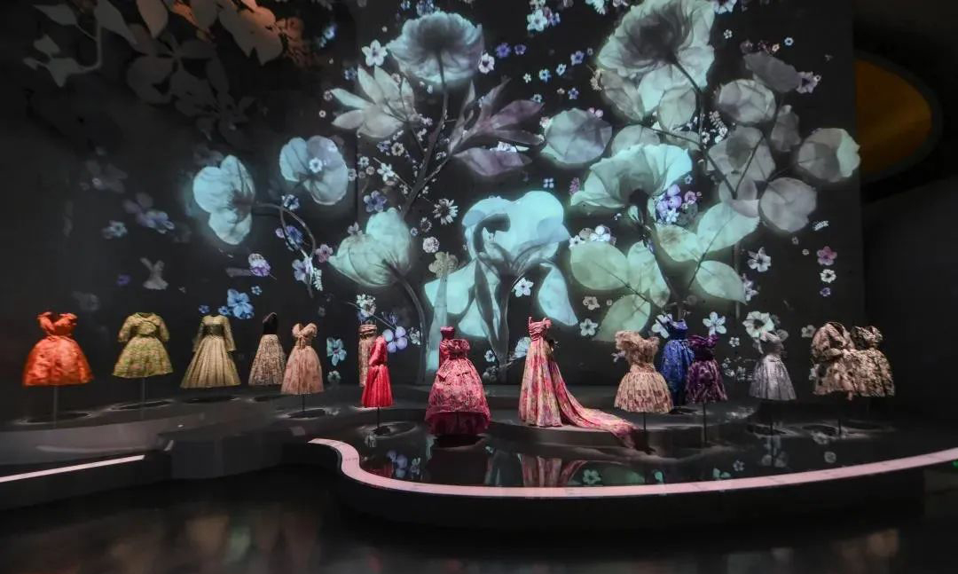 法國Dior70周年巡回展覽活動(dòng)策劃帶來了史上250件精美作品