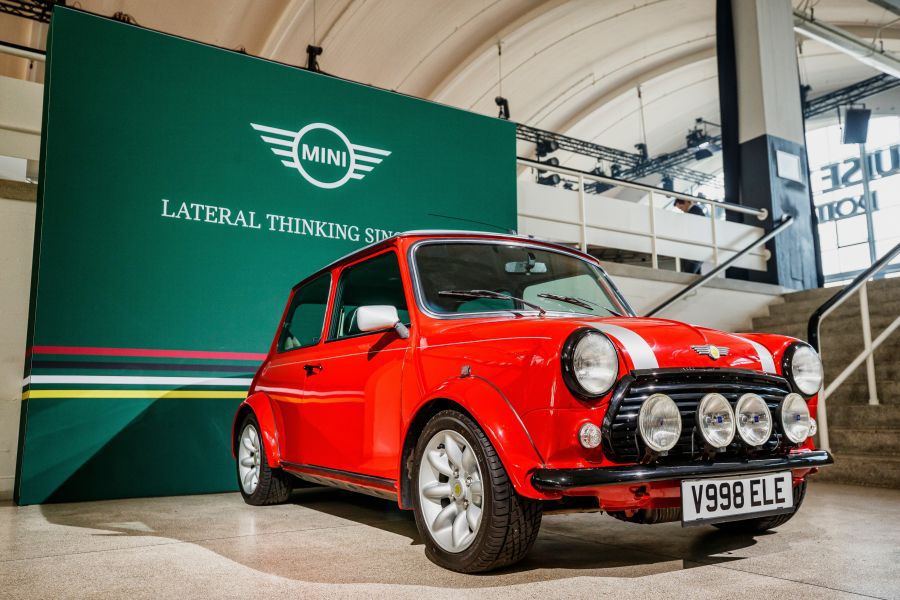 MINI電動車全球發(fā)布會活動策劃的車道舞美雖然簡約卻很溫馨 - 第1張 - 會展活動策劃CCASY.COM MINI電動車全球發(fā)布會活動策劃的車道舞美雖然簡約卻很溫馨 - 第1張