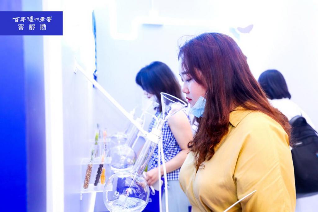 橫在市井之中的窖齡酒快閃店活動策劃的藍(lán)色風(fēng)暴太勁爆了 - 第18張 - 會展活動策劃CCASY.COM 橫在市井之中的窖齡酒快閃店活動策劃的藍(lán)色風(fēng)暴太勁爆了 - 第18張