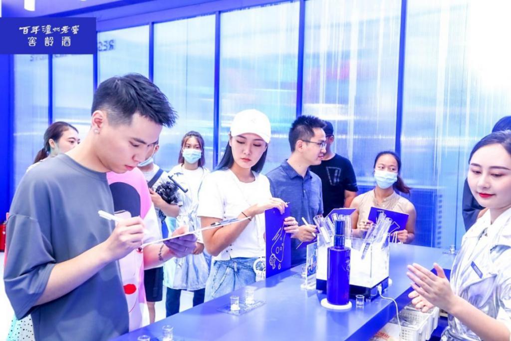 橫在市井之中的窖齡酒快閃店活動策劃的藍(lán)色風(fēng)暴太勁爆了 - 第19張 - 會展活動策劃CCASY.COM 橫在市井之中的窖齡酒快閃店活動策劃的藍(lán)色風(fēng)暴太勁爆了 - 第19張