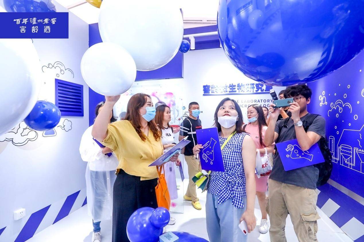 橫在市井之中的窖齡酒快閃店活動策劃的藍(lán)色風(fēng)暴太勁爆了 - 第12張 - 會展活動策劃CCASY.COM 橫在市井之中的窖齡酒快閃店活動策劃的藍(lán)色風(fēng)暴太勁爆了 - 第12張