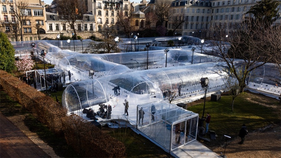 Kenzo時裝發(fā)布會活動策劃的透明管狀充氣結構環(huán)保概念極強 - 第2張 - 會展活動策劃CCASY.COM Kenzo時裝發(fā)布會活動策劃的透明管狀充氣結構環(huán)保概念極強 - 第2張