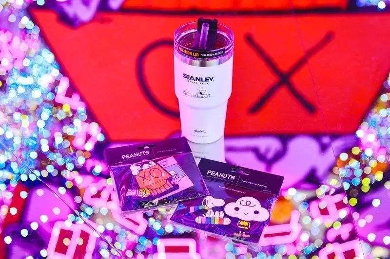 花生漫畫全球藝術(shù)家聯(lián)盟主題展覽活動(dòng)策劃震撼了重慶IFS - 第20張 - 會(huì)展活動(dòng)策劃CCASY.COM 花生漫畫全球藝術(shù)家聯(lián)盟主題展覽活動(dòng)策劃震撼了重慶IFS - 第20張