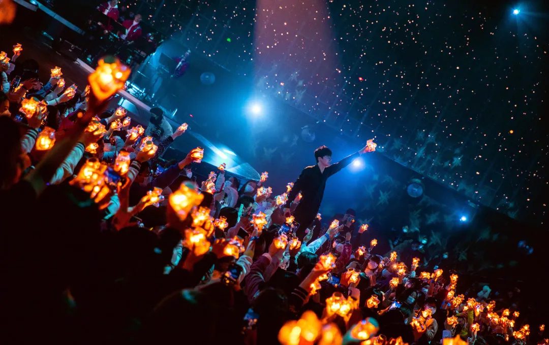 WE·LIVE生日演唱會(huì)活動(dòng)策劃的科幻風(fēng)舞美，是星海的沖動(dòng)之門