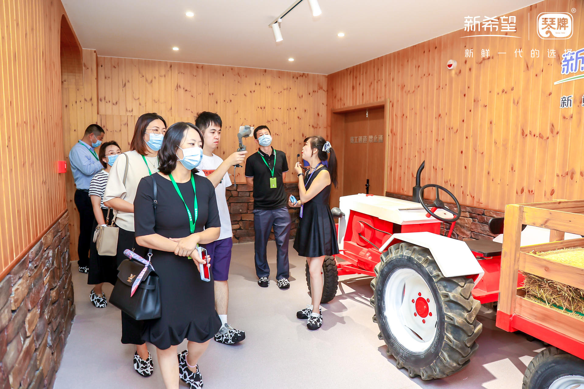 新希望琴牌乳業(yè)二期巴氏鮮奶智能工廠竣工典禮活動(dòng)策劃新鮮領(lǐng)航 - 第37張 - 會(huì)展活動(dòng)策劃CCASY.COM 新希望琴牌乳業(yè)二期巴氏鮮奶智能工廠竣工典禮活動(dòng)策劃新鮮領(lǐng)航 - 第37張