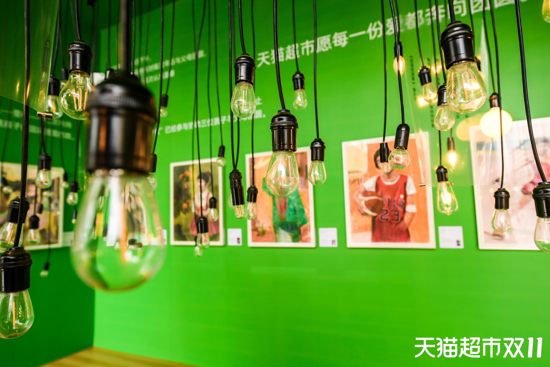 「團圓美術館」展覽活動策劃用畫作描繪了走失兒童本應擁有的生活場景