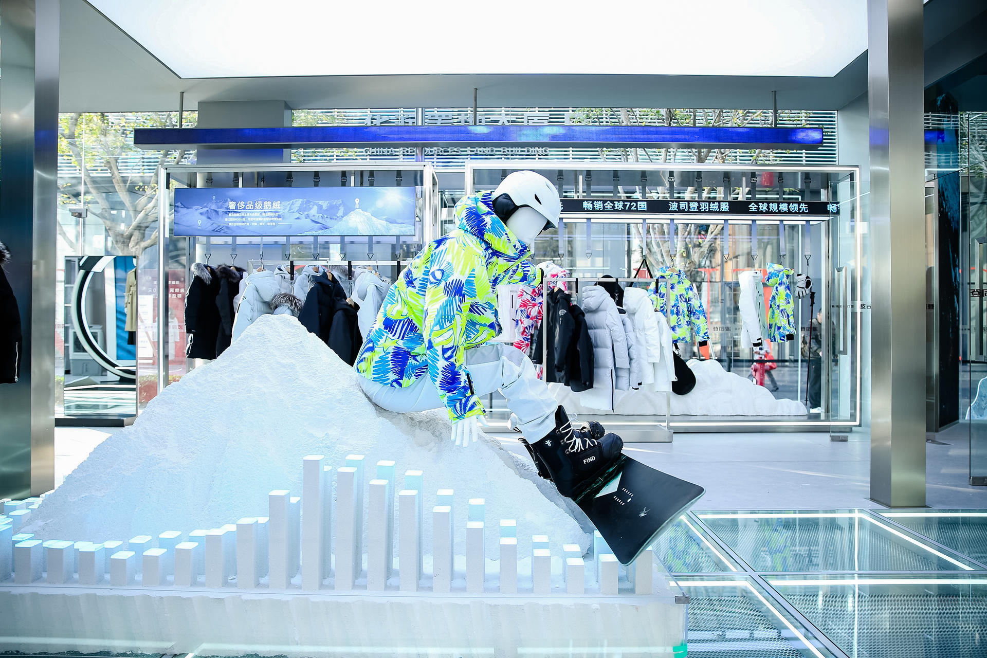 波司登快閃店活動(dòng)策劃融合雪山、陽光等自然元素，帶來了“第一場(chǎng)雪”