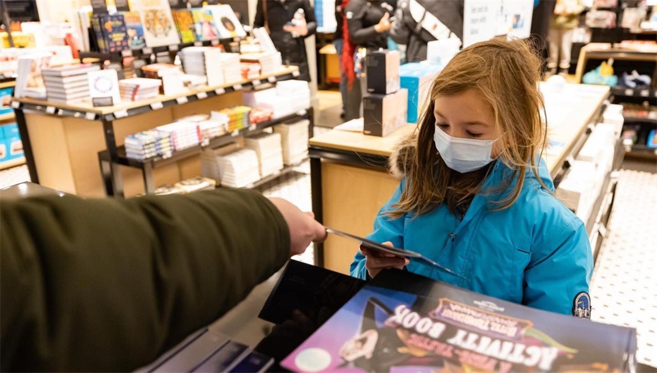 《精靈旅社:變形狂魔》巴士巡回推廣活動(dòng)策劃把校車改成了電影中的模樣 - 第25張 - 會(huì)展活動(dòng)策劃CCASY.COM 《精靈旅社:變形狂魔》巴士巡回推廣活動(dòng)策劃把校車改成了電影中的模樣 - 第25張