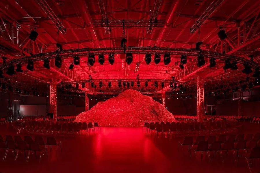 DIESEL2023秋冬大秀活動(dòng)策劃了一座杜蕾斯山丘，刷屏了社交平臺(tái)
