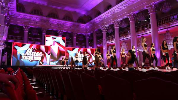 選美賽事就是不同于電競(jìng)比賽，滿屏都是大長(zhǎng)腿