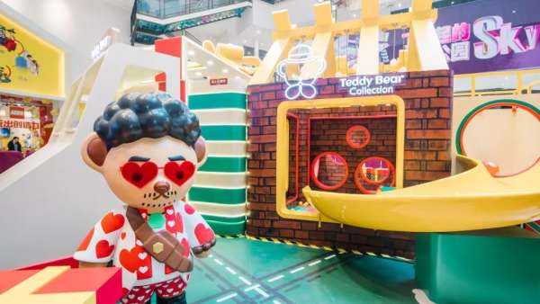 這只泰迪熊承包了長(zhǎng)風(fēng)大悅城圣誕節(jié)的商場(chǎng)美陳，可萌可萌了