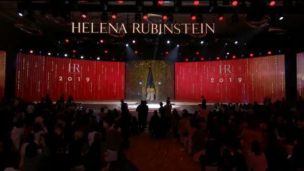 全球代言人的官宣發(fā)布會(huì)夜如同巴黎名媛的舞會(huì)現(xiàn)場(chǎng)，極致奢華