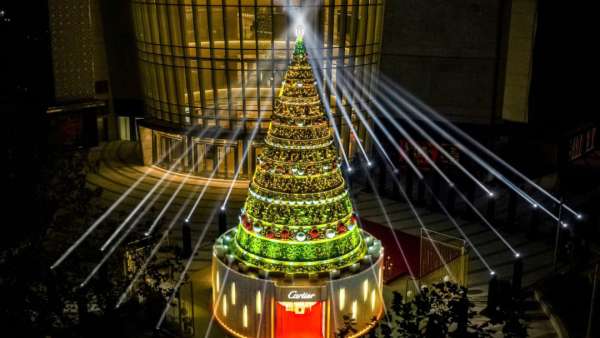 最美圣誕樹美陳設(shè)計(jì)當(dāng)屬卡地亞了，紅盒之中的光芒溫暖了冬日時光