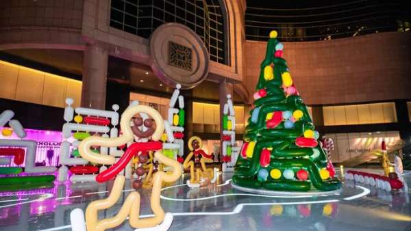 不好，有一群可愛的姜餅人圍繞著圣誕節(jié)的美陳設(shè)計嬉戲玩耍，快去瞅瞅