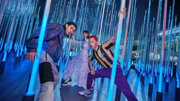 六邊形中的聲光主題展覽處處透射出強烈的時尚感與未來感，奇境之旅就此展開