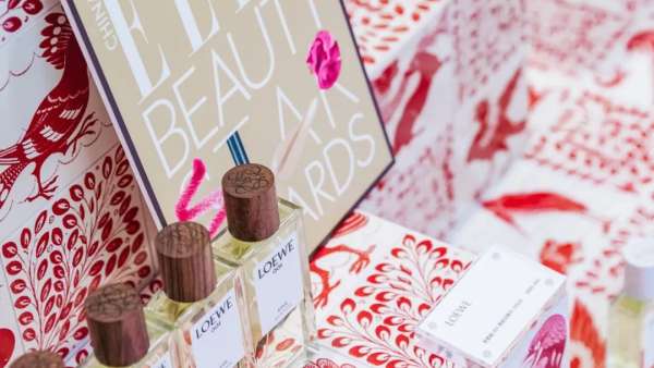 時(shí)尚魔都圣誕前夕又驚現(xiàn)一個(gè)香水快閃店，色彩與嗅覺的碰撞顯得格外亮眼