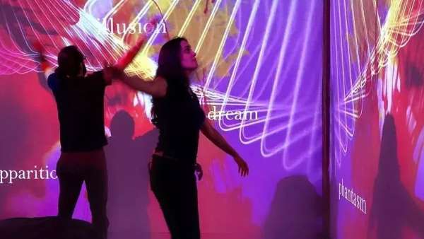 這般沉浸式的互動(dòng)藝術(shù)裝置，仿佛到了另一個(gè)神奇的領(lǐng)域，這是海市蜃樓嗎？