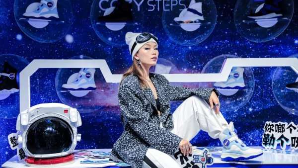 快閃店能穿越？可不是嘛，與阿波羅一起登上月球找外星人吧