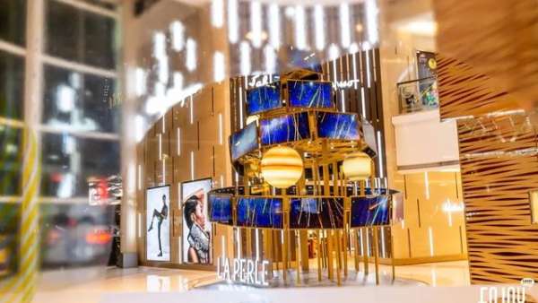 當(dāng)圣誕商場美陳被打造成太空發(fā)射站時，霸屏票圈就靠TA了