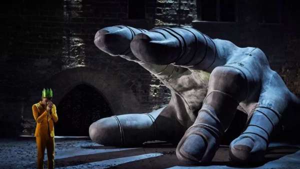 舞美設(shè)計敢做得如此幽森恐怖，這位年輕帥氣導(dǎo)演就是不一樣