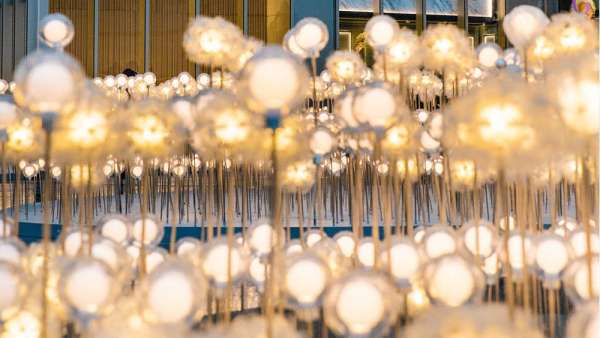 華燈初上，這個(gè)商場(chǎng)美陳就是最美燈海，邀你見證新浪漫