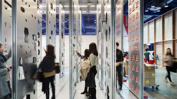 韓國京畿道公司在首爾設(shè)計(jì)節(jié)上的展位設(shè)計(jì)簡潔卻吸睛無數(shù)