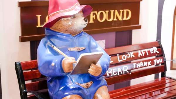 生日趴快閃，帕丁頓熊“空降”來慶祝