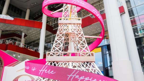 巴黎鐵塔刷亮了魔都的圣誕美陳設計，粉嫩造型浪漫一圣誕