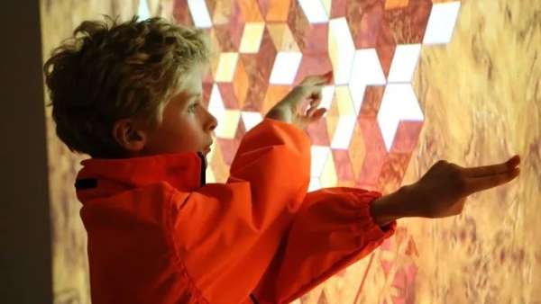 主題展覽里的交互式“木墻”裝置提高了大眾對(duì)勞斯萊斯進(jìn)一步的認(rèn)識(shí)