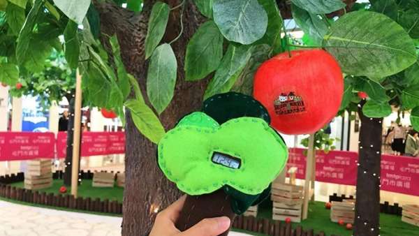 Hello Kitty攜手Müllerchen萌爆登場，刷新圣誕美陳新體驗