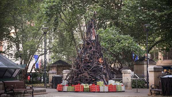 燒毀的圣誕樹活動創(chuàng)意，只為讓大家關注災區(qū)重建