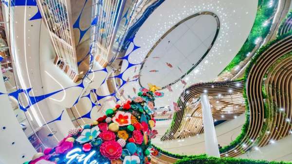 圣誕季，神奇蜜蜂王國打造了一場奇趣的圣誕美陳設(shè)計，儀式感滿滿