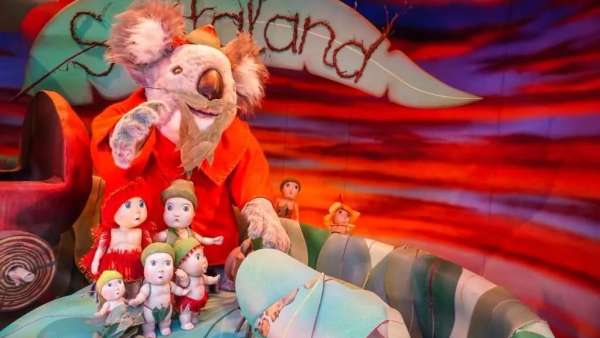 快看圣誕櫥窗美陳設(shè)計里的那群可愛的桉樹寶寶，他們也在為圣誕節(jié)做準備