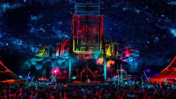 音樂節(jié)活動的舞臺策劃很是有趣，漂浮的紗布效果更震撼