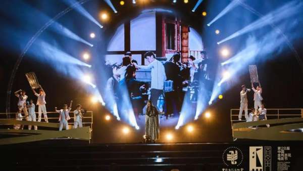 電影節(jié)活動(dòng)策劃了三個(gè)篇章，貫穿了海浪、金沙和日光照耀的金雞剪影元素