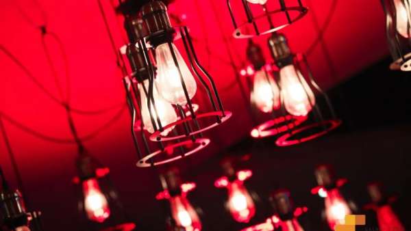 燈光閃爍一秒，瞬間進(jìn)入周年慶典活動(dòng)，面具策劃形式很朋克