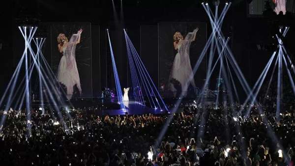 多媒體秀活動(dòng)的舞美設(shè)計(jì)能量大爆發(fā)啊，整個(gè)策劃效果體驗(yàn)感真足